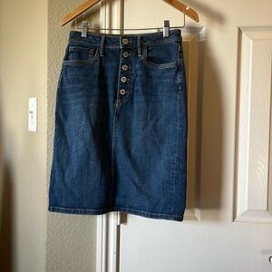 Banana Republic Size 4 Button Denim Midi Skirt with Pockets on Front and Back